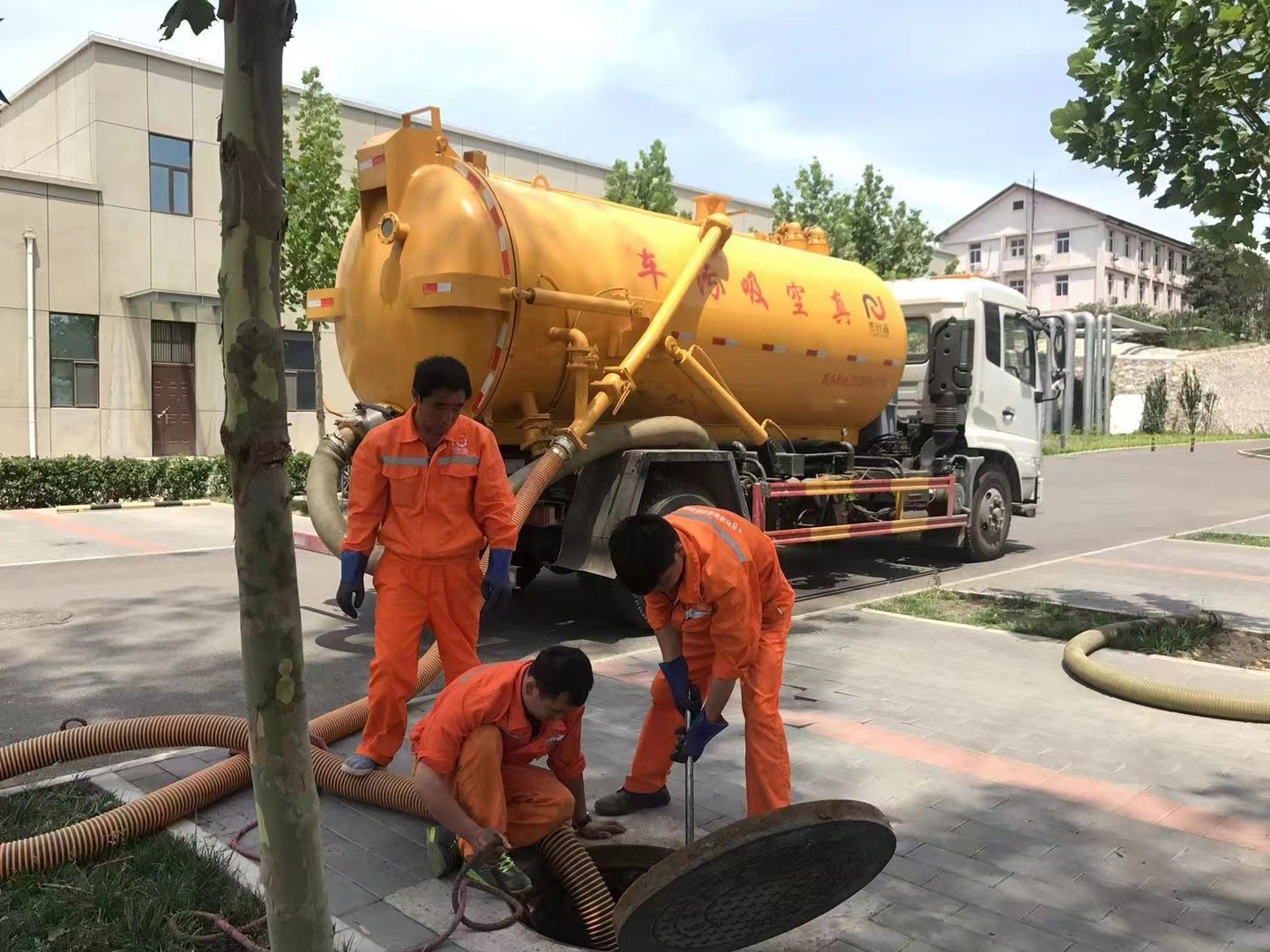 兴宾化粪池清理与5-8吨吸粪车施工效率分析